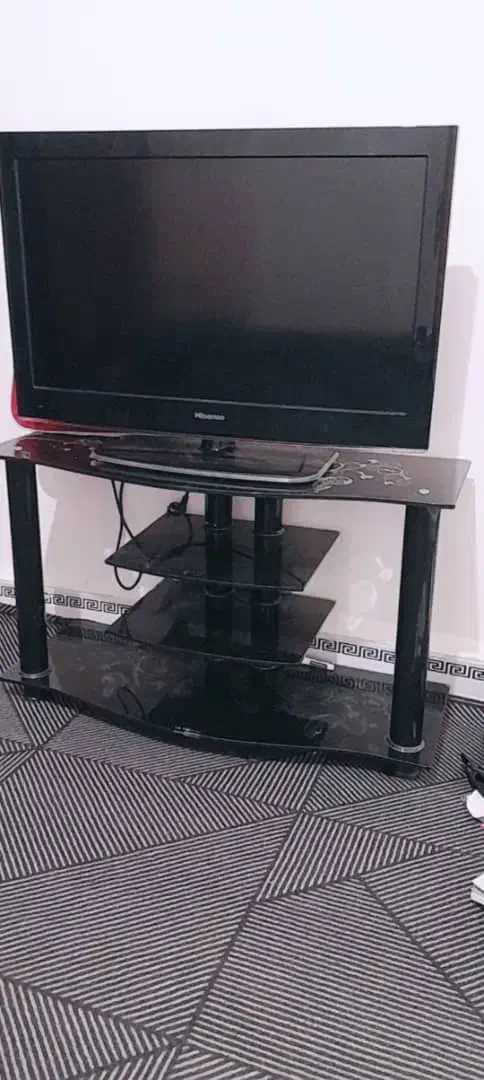 یک عدد تلوزیون ۳۲ و دو عدد میز|تلویزیون و پروژکتور|دزفول, |دیوار