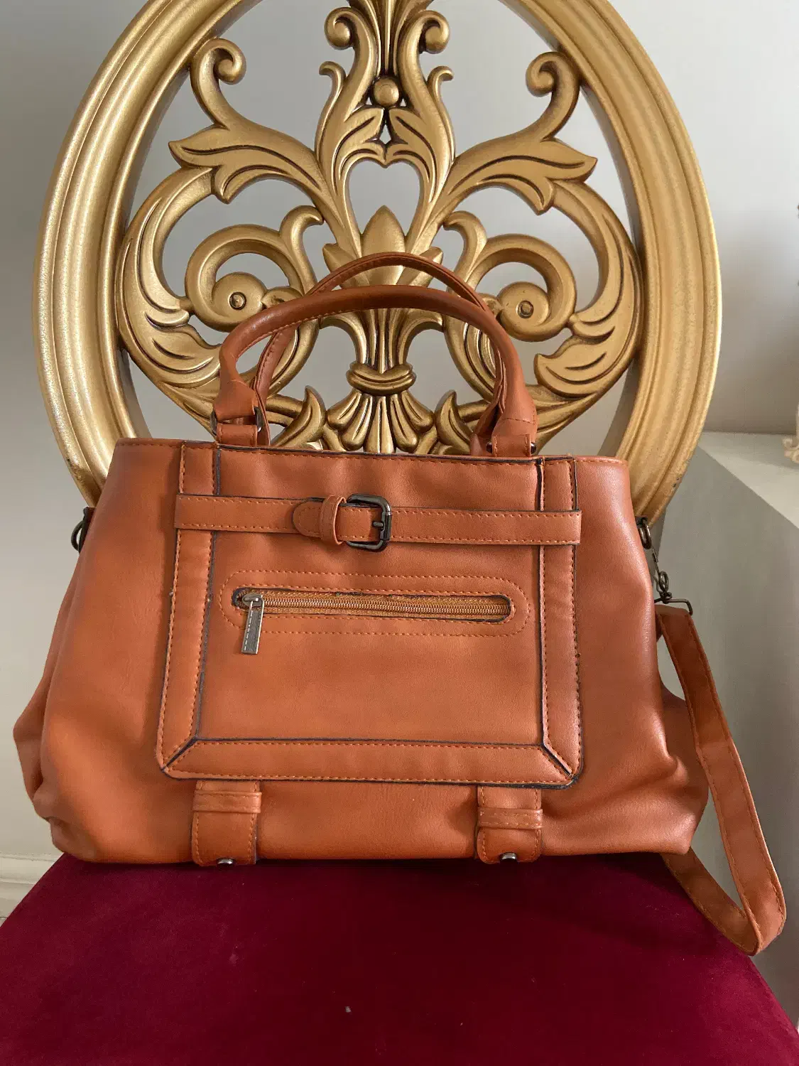 تعدادی کیف زنانه|کیف، کفش، کمربند|اندیشه, اندیشه فاز ۱|دیوار