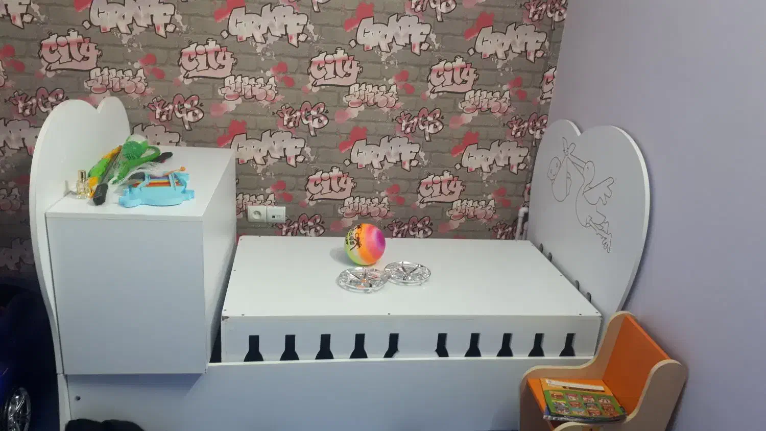 تخت و کمد وویترین|اسباب و اثاث بچه|بروجرد, |دیوار