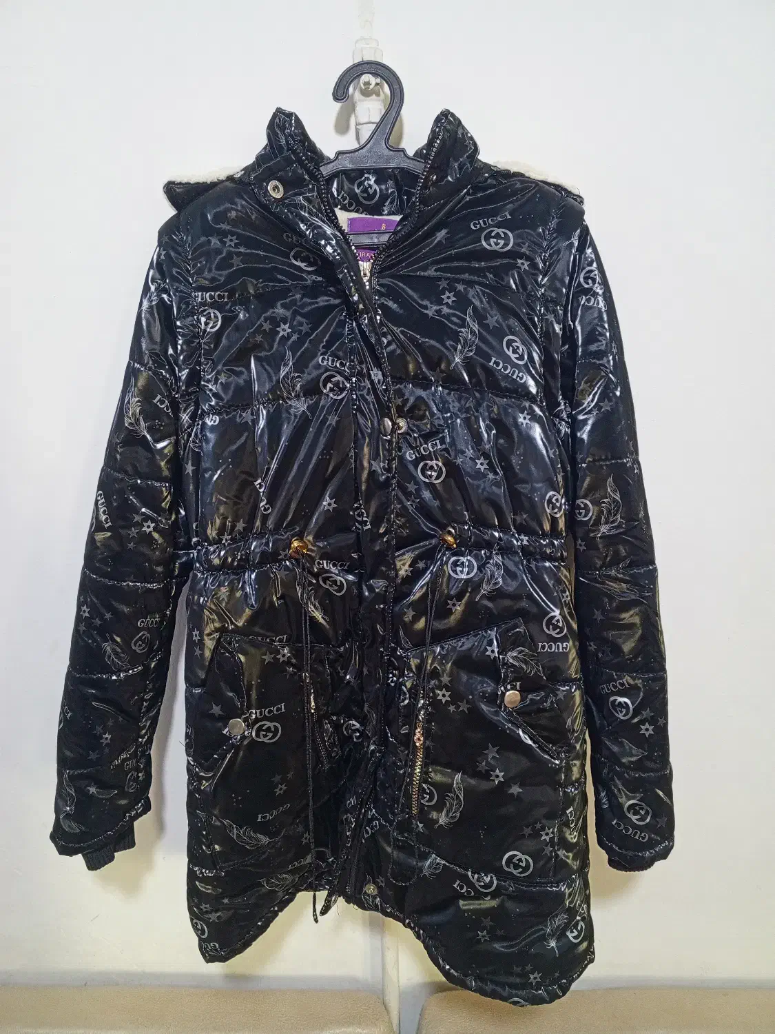 کاپشن|لباس|نسیم‌شهر, |دیوار