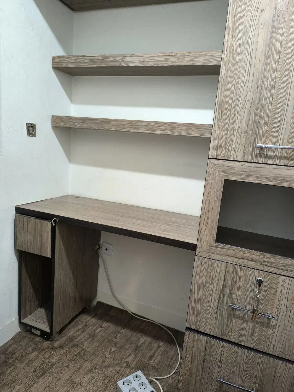 کمد و میز تحریر آماده متصل به هم|میز تحریر و کامپیوتر|قدس, شهر‌قدس|دیوار