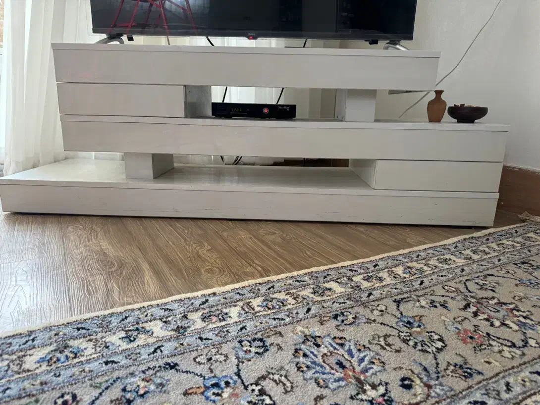 فروش میز تلویزیون سفید، شیک و تمیز|میز تلویزیون|اصفهان, ملکشهر|دیوار