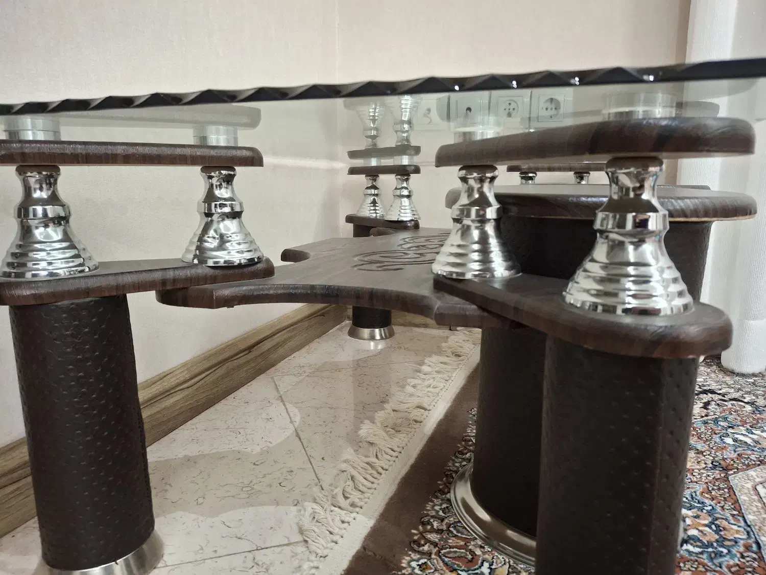 میز شیشه ای جلو مبلی بزرگ به همراه عسلی|مبلمان خانگی و میز عسلی|سبزوار, ولیعصر (نجار آباد)|دیوار