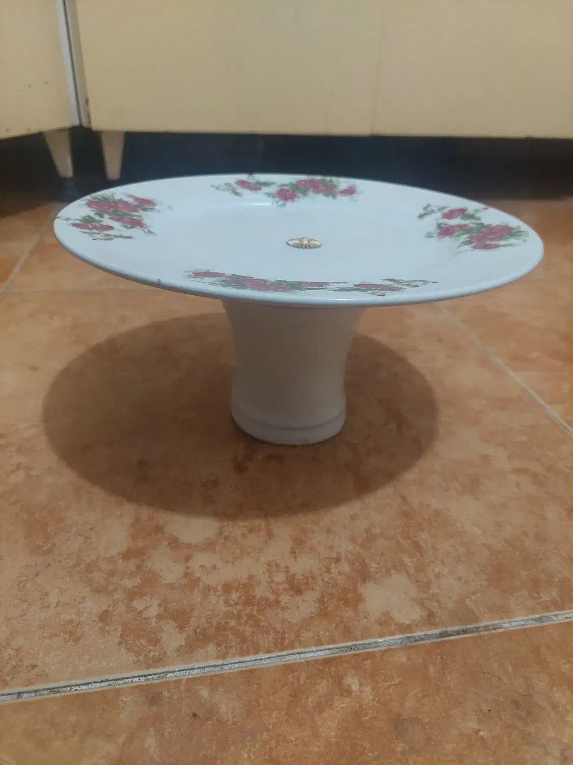 ظرف پایه دار گل سرخی|سرویس روتختی|کرمان, |دیوار