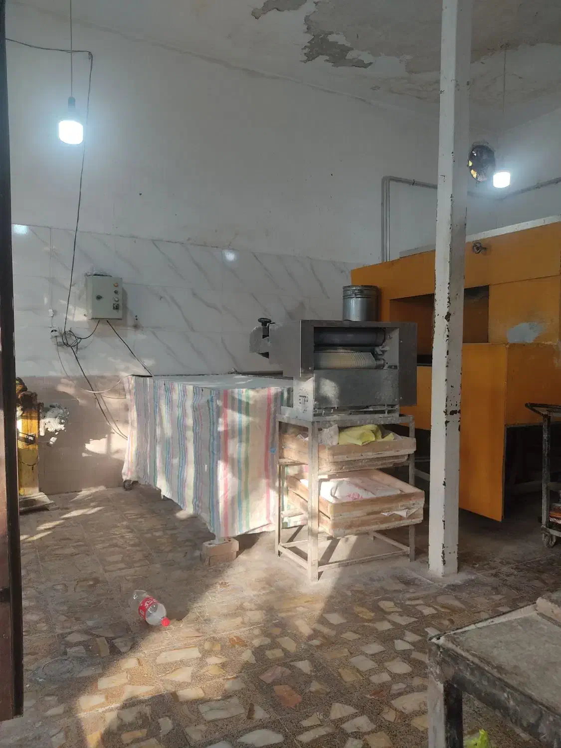 نیازمن شاطر و چونه گیر نان روغنی|استخدام خدمات فروشگاه و رستوران|میاندوآب, |دیوار