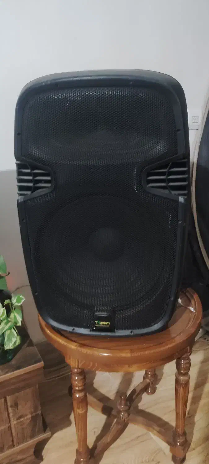 باند بزرگ|صوتی و تصویری|نیشابور, شهید بهشتی|دیوار