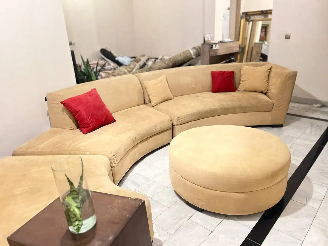 نیم ست گرد کرمی رنگ|مبلمان خانگی و میز عسلی|رشت, بلوار گیلان|دیوار