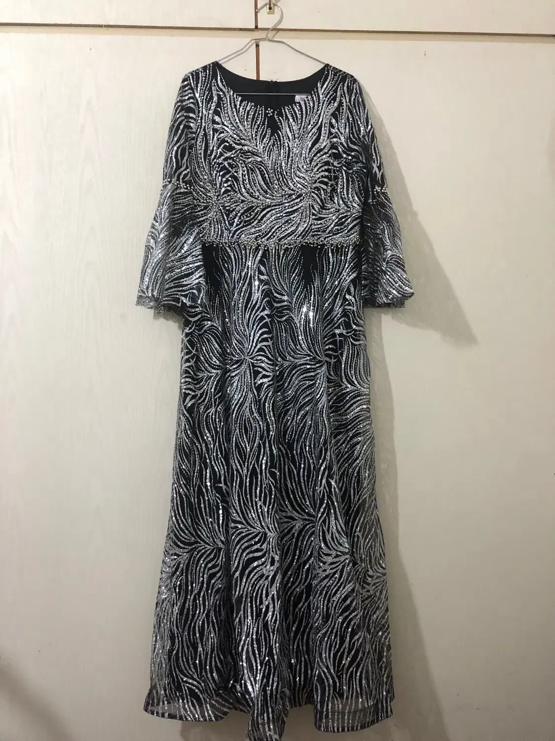 تعدادی لباس|لباس|زنجان, |دیوار