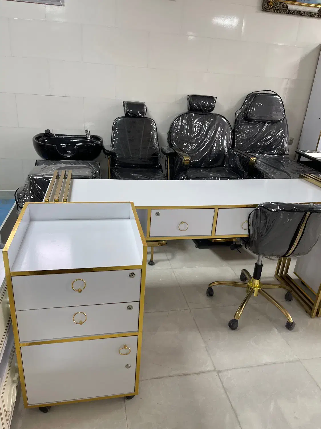 وسایل آرایشگاه سفارشی با پارچه ترک و روکش|آرایشگاه و سالنهای زیبایی|شیراز, شیخ علی چوپان|دیوار