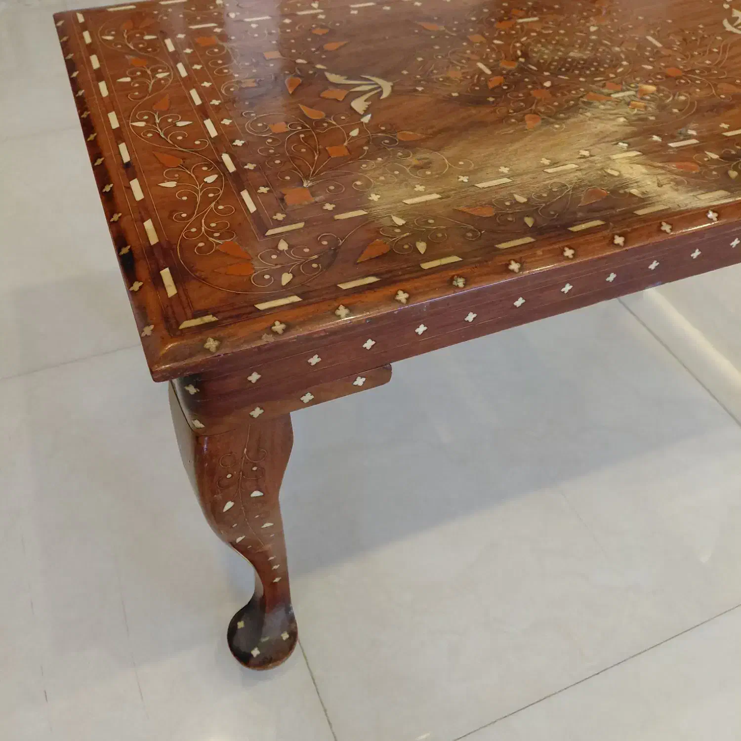 میز‌هندی‌ آنتیک منبت‌کاری‌شده با‌ آج‌فیل|کلکسیون اشیاء عتیقه|کرج, گلستان|دیوار