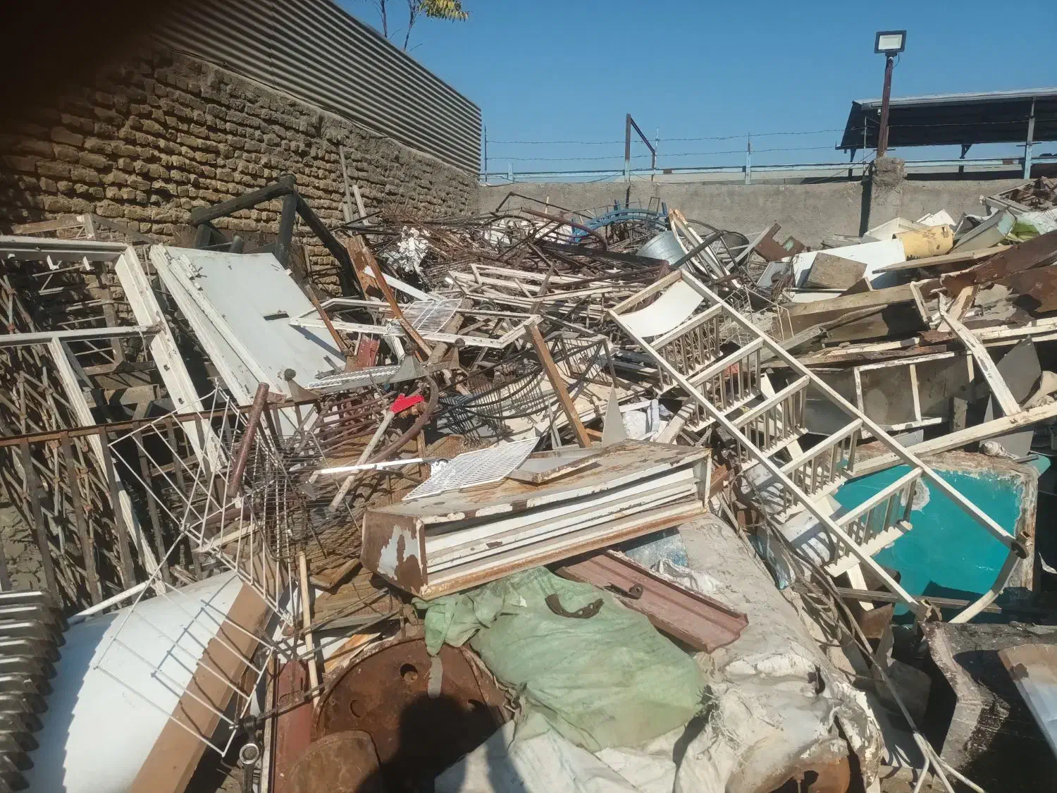 خرید فروش ضایعات آهن درب پنجره کابینت شوفاژ مس|عمده‌فروشی|مشهد, شهید بهشتی|دیوار