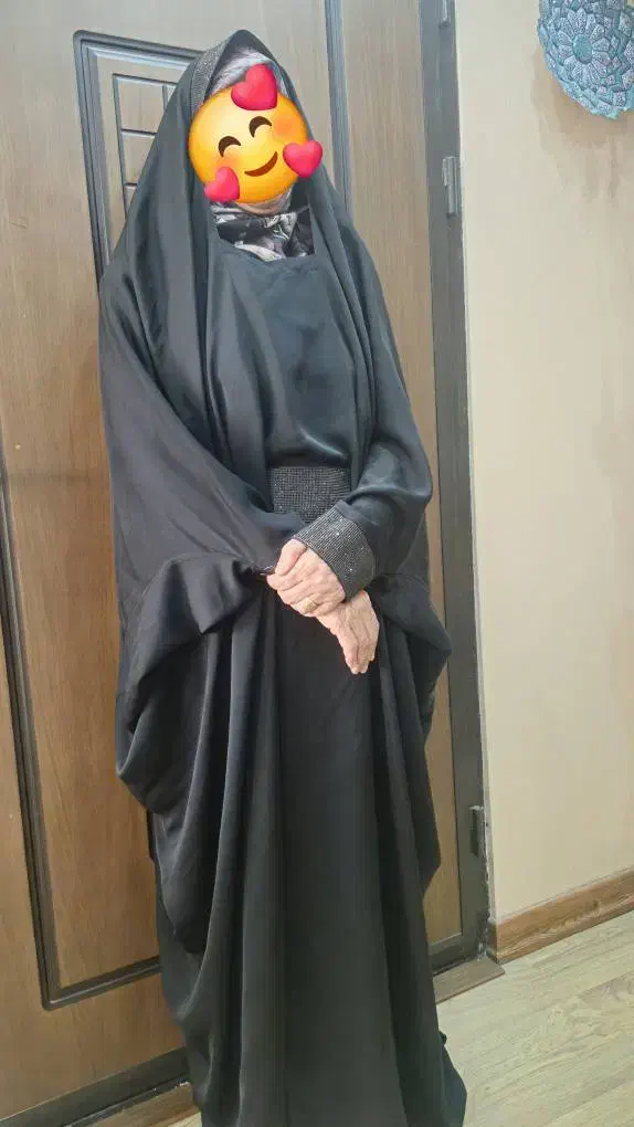 چادر مشکی|لباس|کرج, جهان‌شهر|دیوار