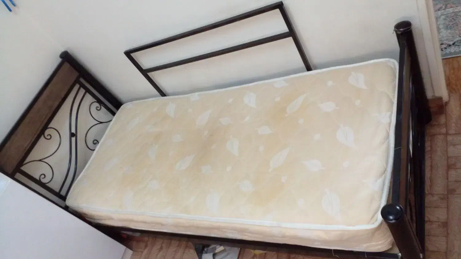 تخت خواب فلزی یک نفره|تخت و سرویس خواب|کرج, حصارک بالا|دیوار