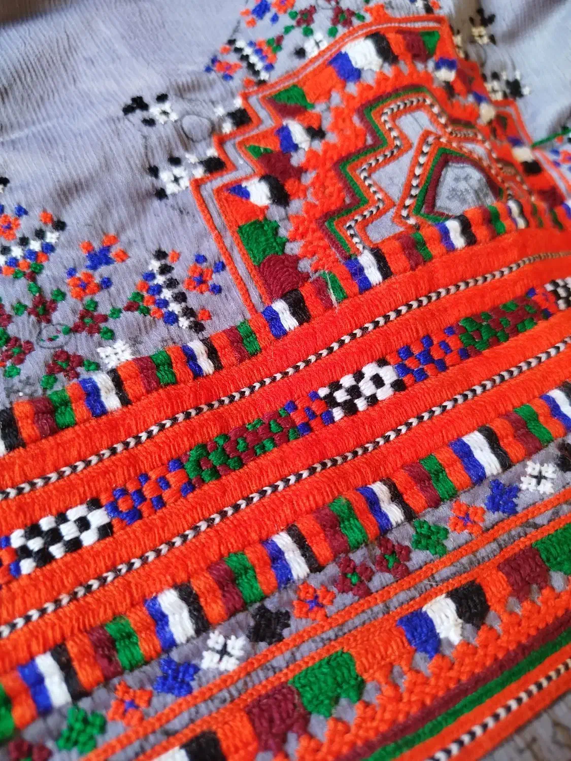 با دامن دو بدون دامن یک شیرازه دست دوز|لباس|ایرانشهر, |دیوار