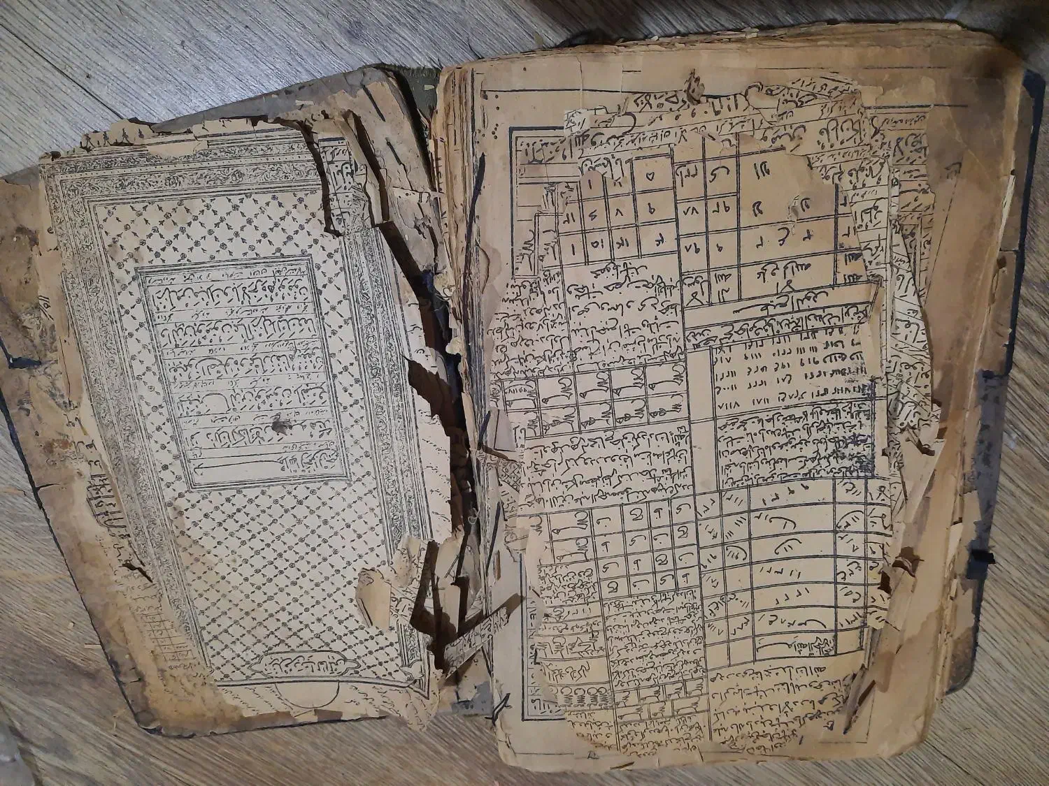 کتاب قدیمی برای یو قرن ونیم|کلکسیون اشیاء عتیقه|کرج, کوی ایثار|دیوار