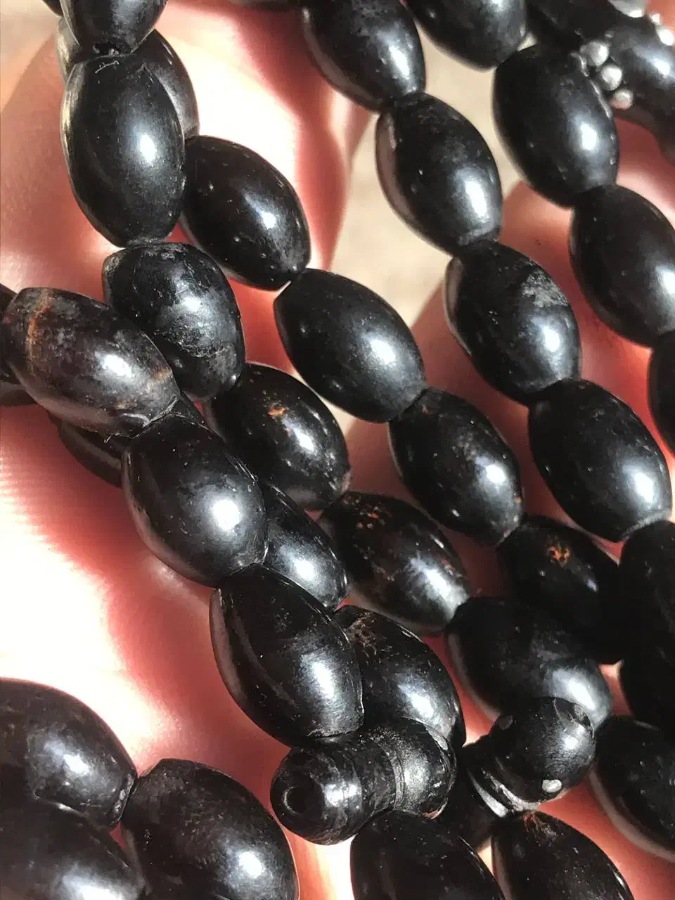 تسبیح کهنه و قدیمی یسر حجازی|کلکسیون اشیاء عتیقه|اردکان, |دیوار