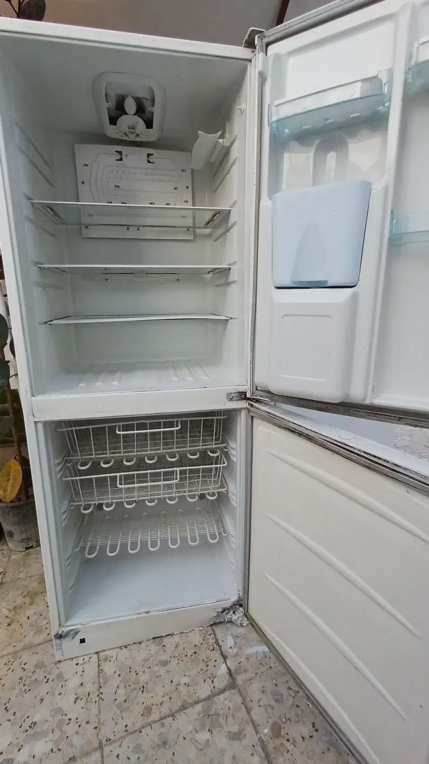 بالا یخچال پایین فریزر کاملا سالم به شرط .|یخچال و فریزر|محمودآباد, |دیوار