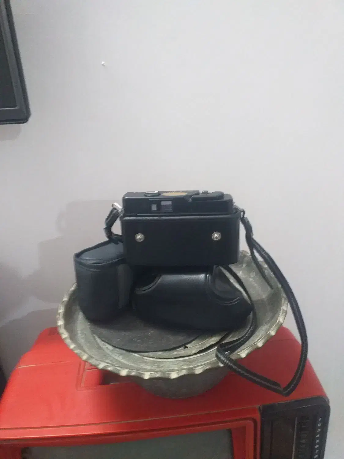 تلویزیون قدیمی و دوربین یاشیکا قدیمی  دهه شصت|کلکسیون اشیاء عتیقه|مشهد, کشف|دیوار