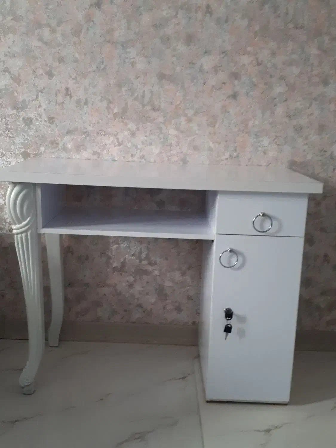 میز کاشت ناخن|آرایشگاه و سالن‌های زیبایی|شیراز, مبعث|دیوار