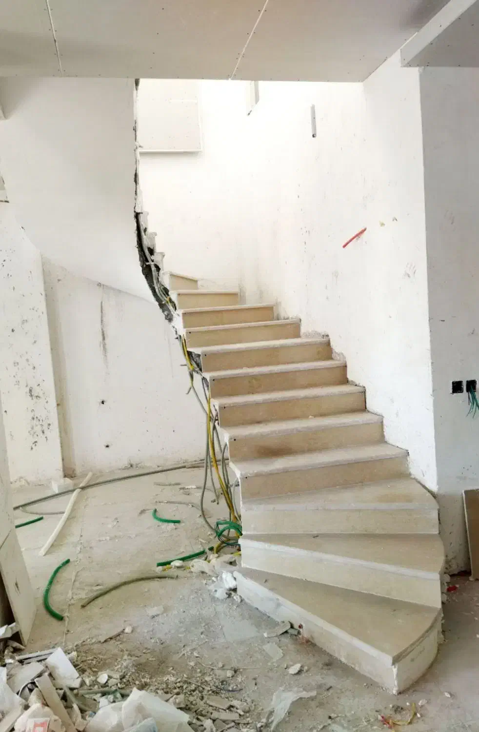 اجرای انواع پله متناسب با متریال ساختمان شما|خدمات پیشه و مهارت|زرند, |دیوار