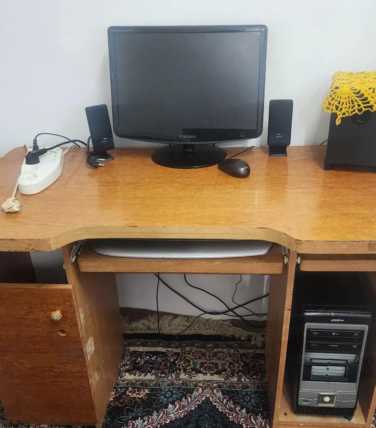 یک عدد میز کامپیوتر و یک عدد میز عسلی|میز تحریر و کامپیوتر|رشت, جانبازان|دیوار