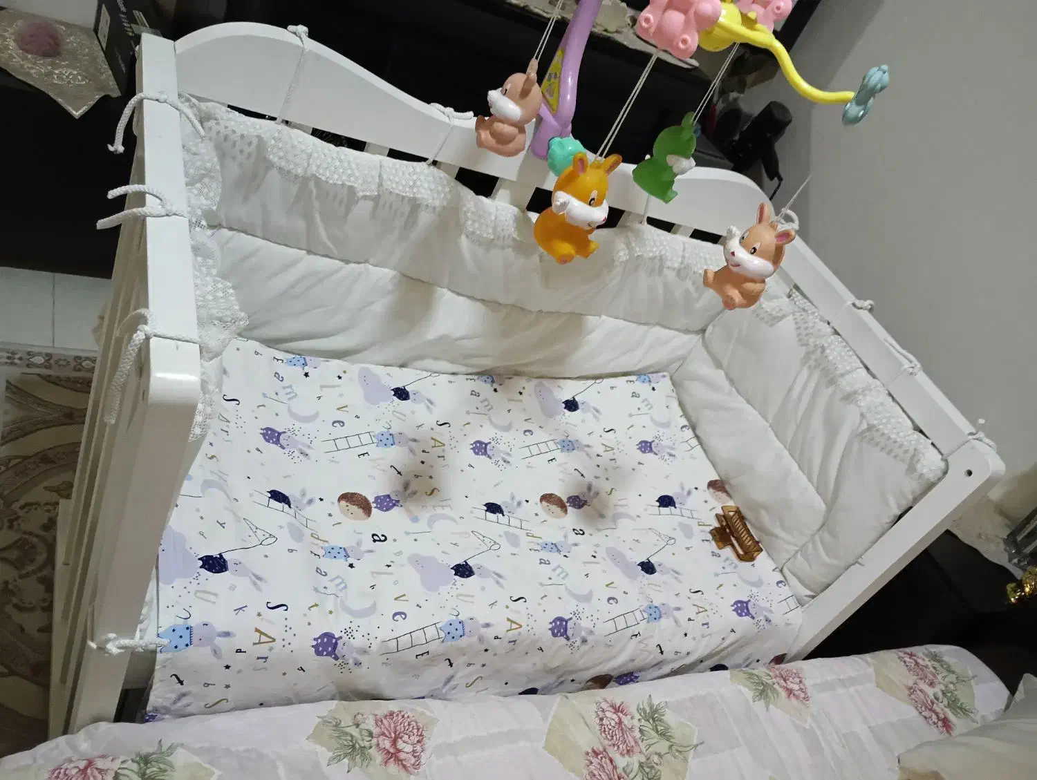 تخت کنار مادر|تخت و صندلی بچه|ری, سیزده آبان|دیوار