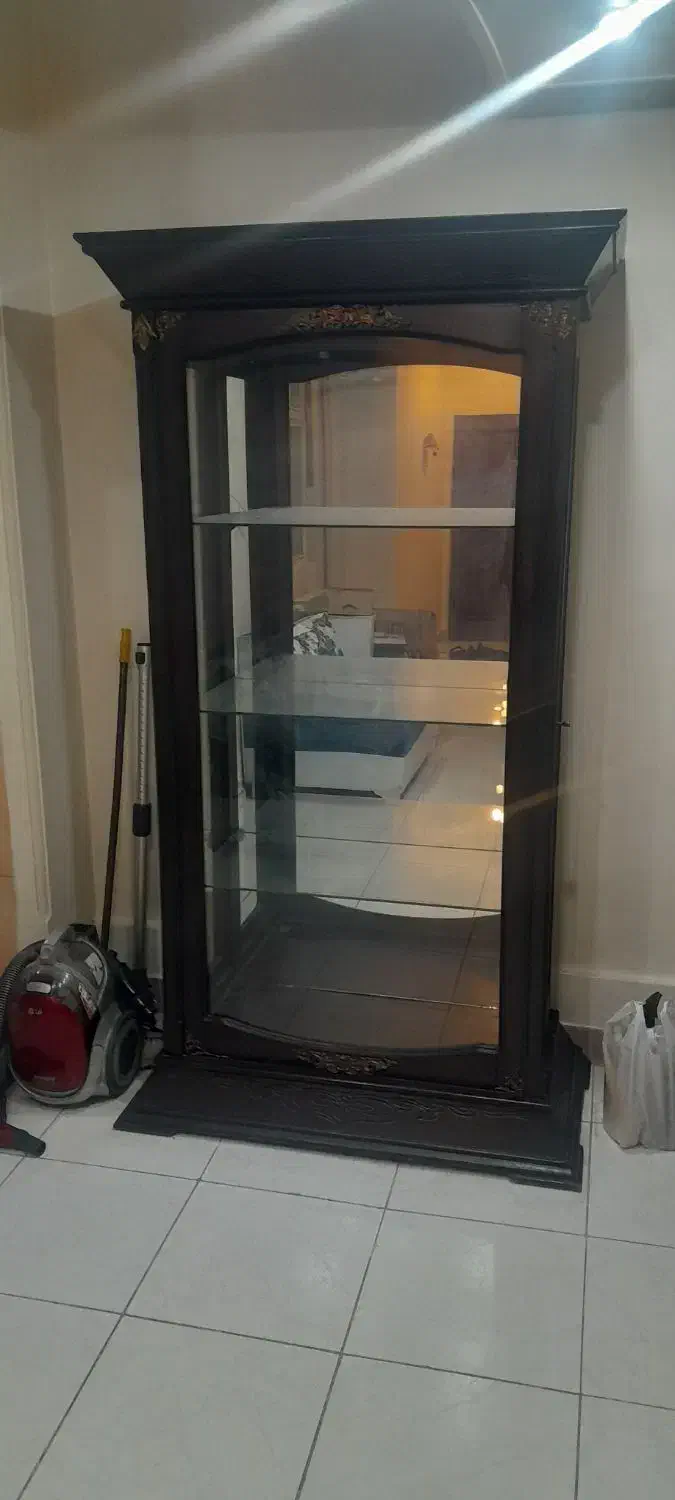 یک عدد بوفه شیشه سالم|بوفه، ویترین، کنسول|تهران, باغ فیض|دیوار