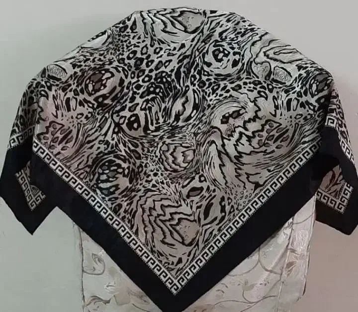 روسری|لباس|رباط‌کریم, رباط‌کریم|دیوار