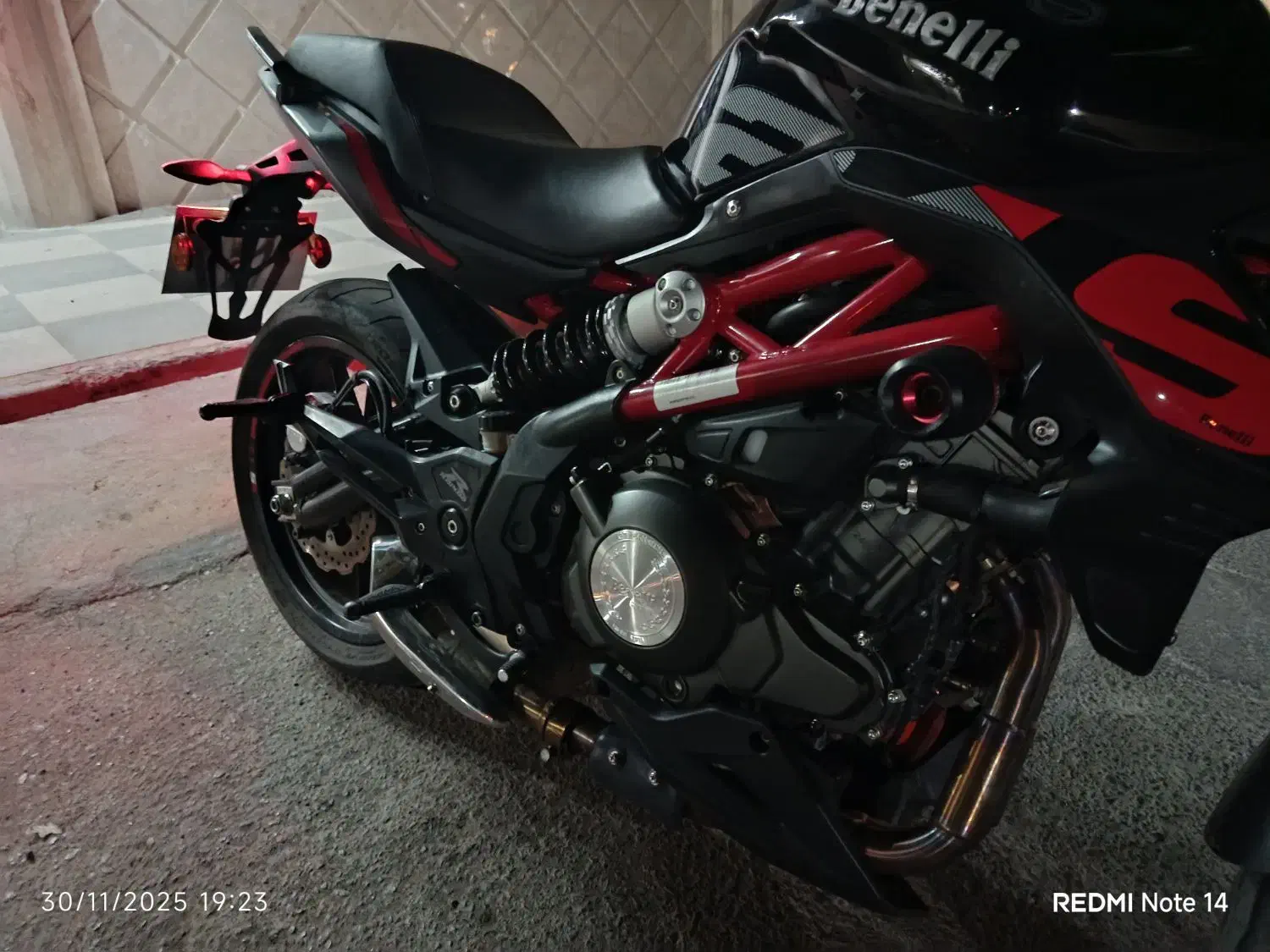 بنلی جفت|موتورسیکلت|مه ولات, |دیوار