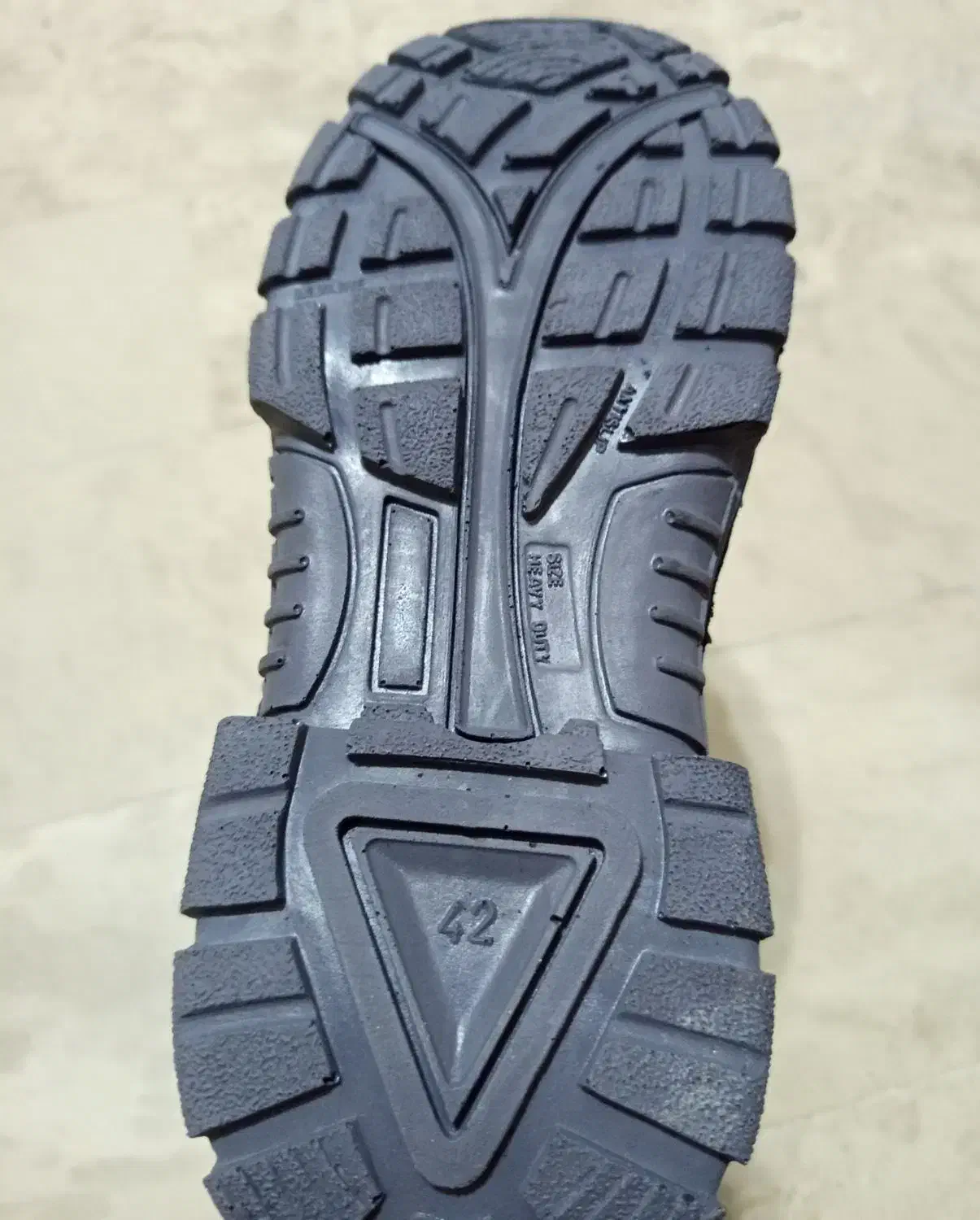 کفش کار ایمنی|کیف، کفش، کمربند|پرند, فاز ۶|دیوار