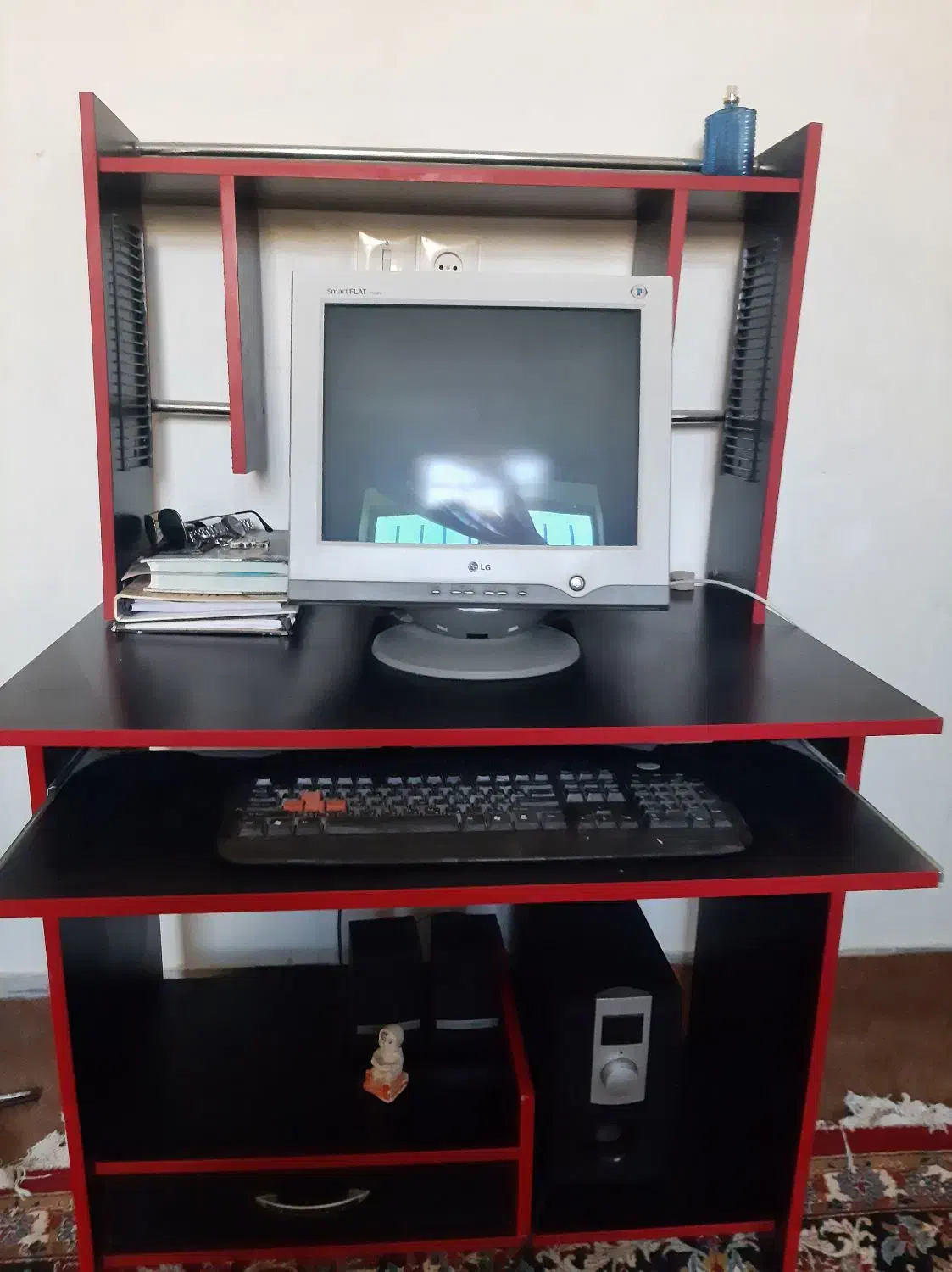 سیستم کامپیوتر با کیس و صفح کلید با میز در حد نو|رایانه رومیزی|تفت, |دیوار