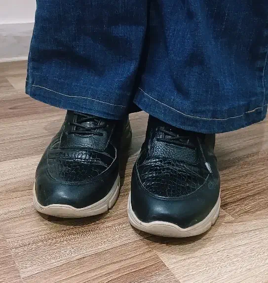 کتونی|کیف، کفش، کمربند|رشت, ساغری سازان|دیوار