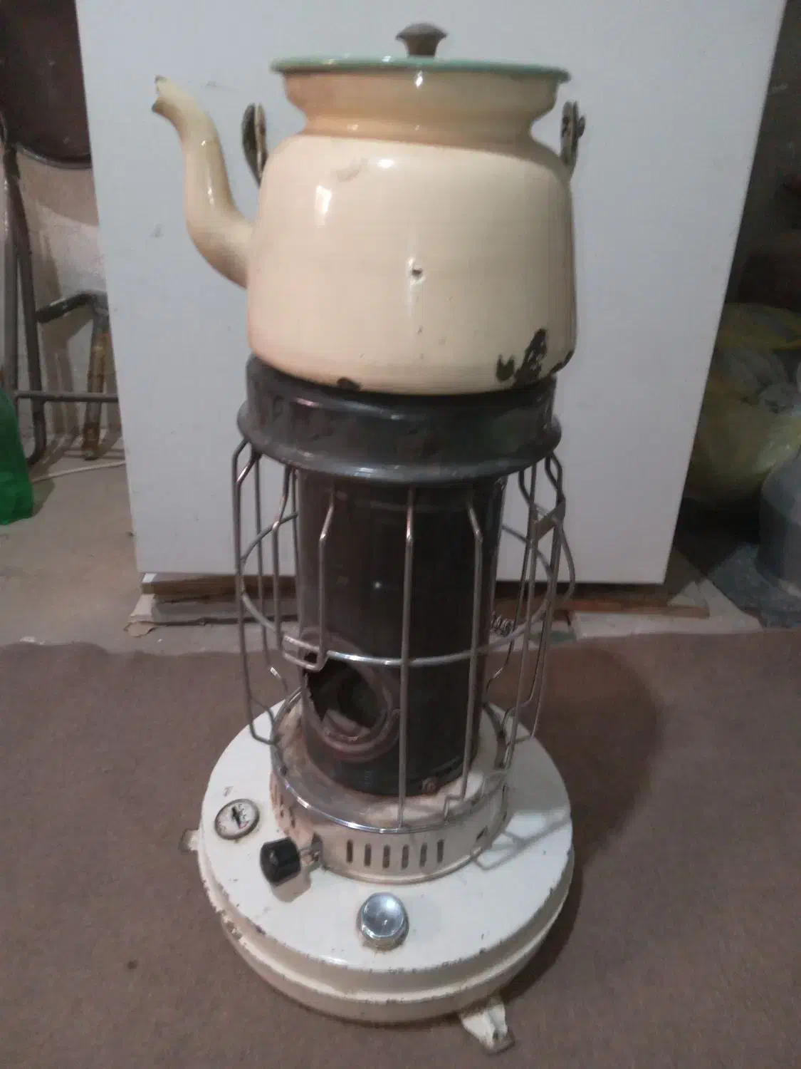 چراغ نفتی وکتری|کلکسیون اشیاء عتیقه|تویسرکان, |دیوار