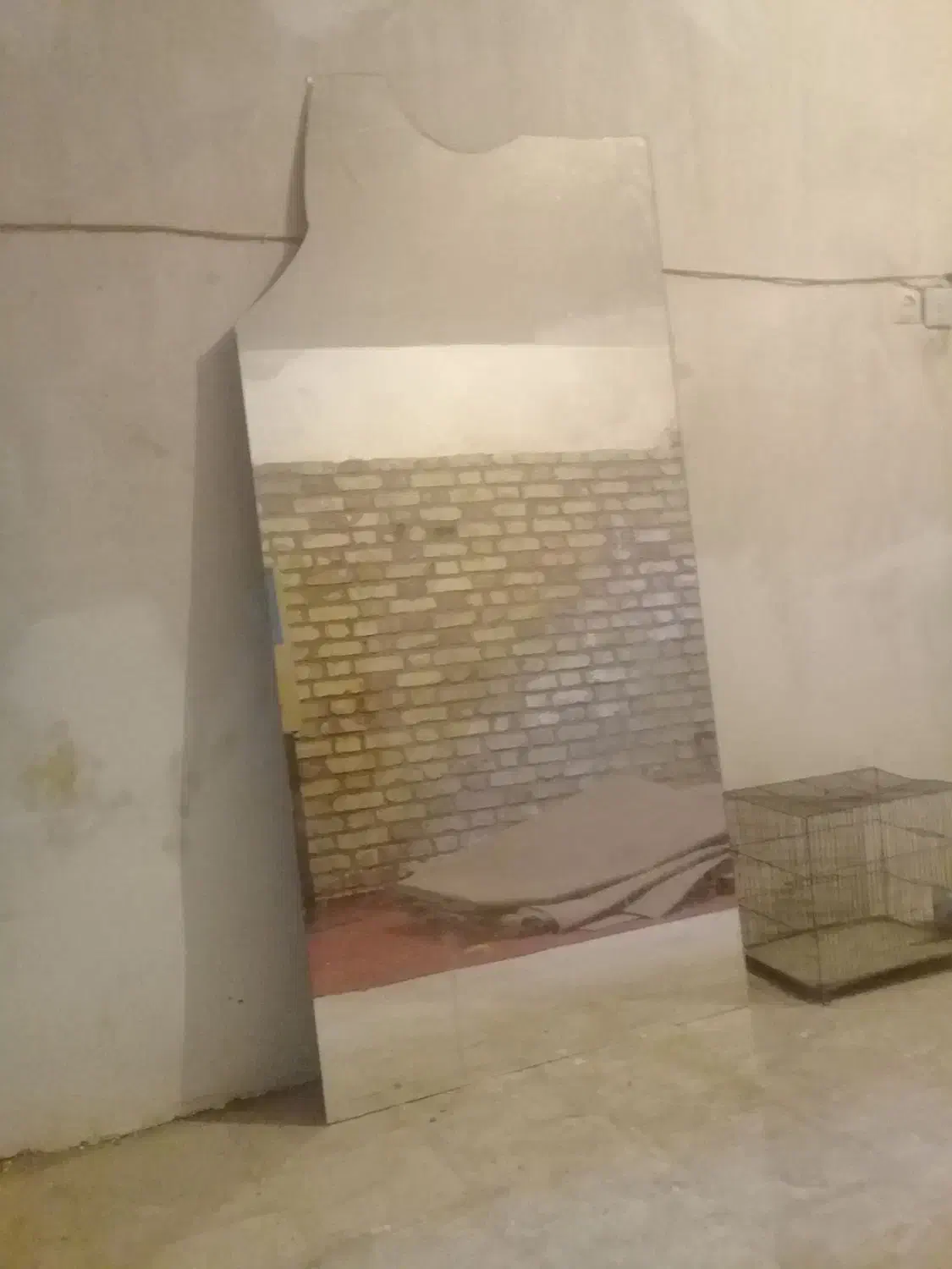 یک عدد اینه سالم مخصوص آرایشگاه میوه فروشی و|آینه|یزد, |دیوار