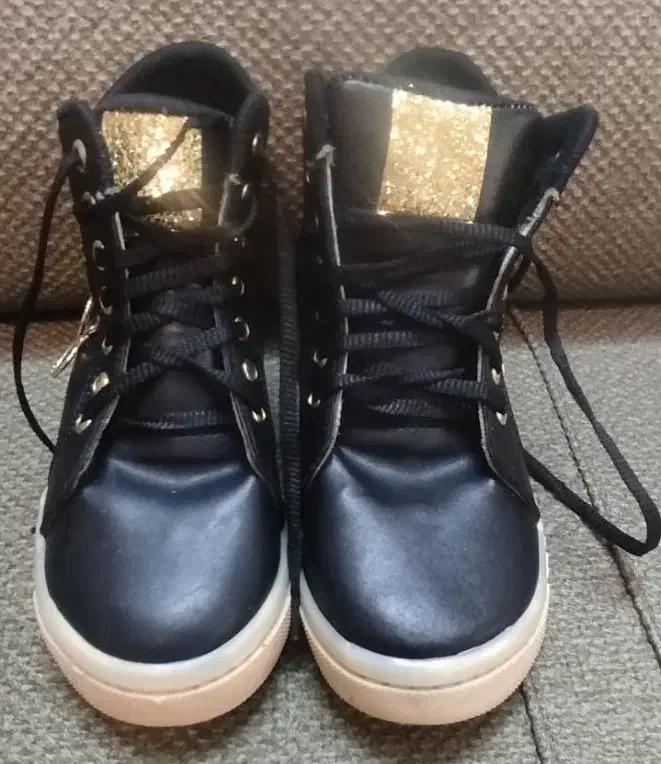 کاپشن|کفش و لباس بچه|تربتحیدریه, اندیشه|دیوار