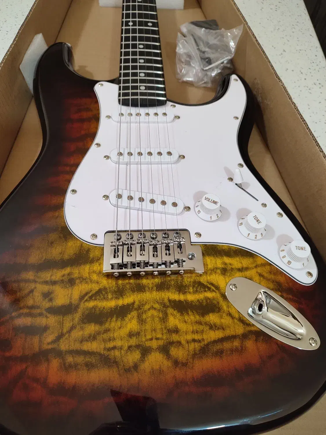 گیتار الکتریک، ترکیبی از کیفیت و قیمت|گیتار، بیس، امپلیفایر|صدرا-فارس, فاز ۱|دیوار