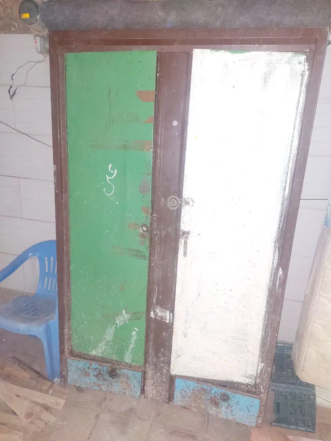 تشک تخت دو نفره و کمد ایستاده فلزی|تشک تختخواب|کرمان, |دیوار