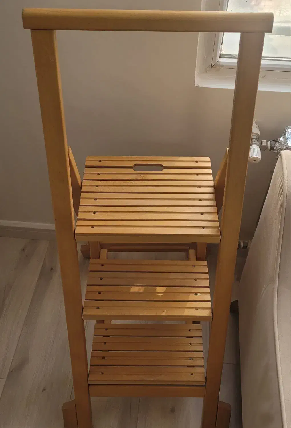 استند چوبی تاشو|کتابخانه، شلف، قفسه‌های دیواری|کرج, شهرک ولیعصر|دیوار