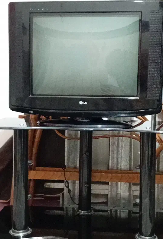 تلوزیون ۲۱اینچ ال جی|تلویزیون و پروژکتور|اردبیل, |دیوار