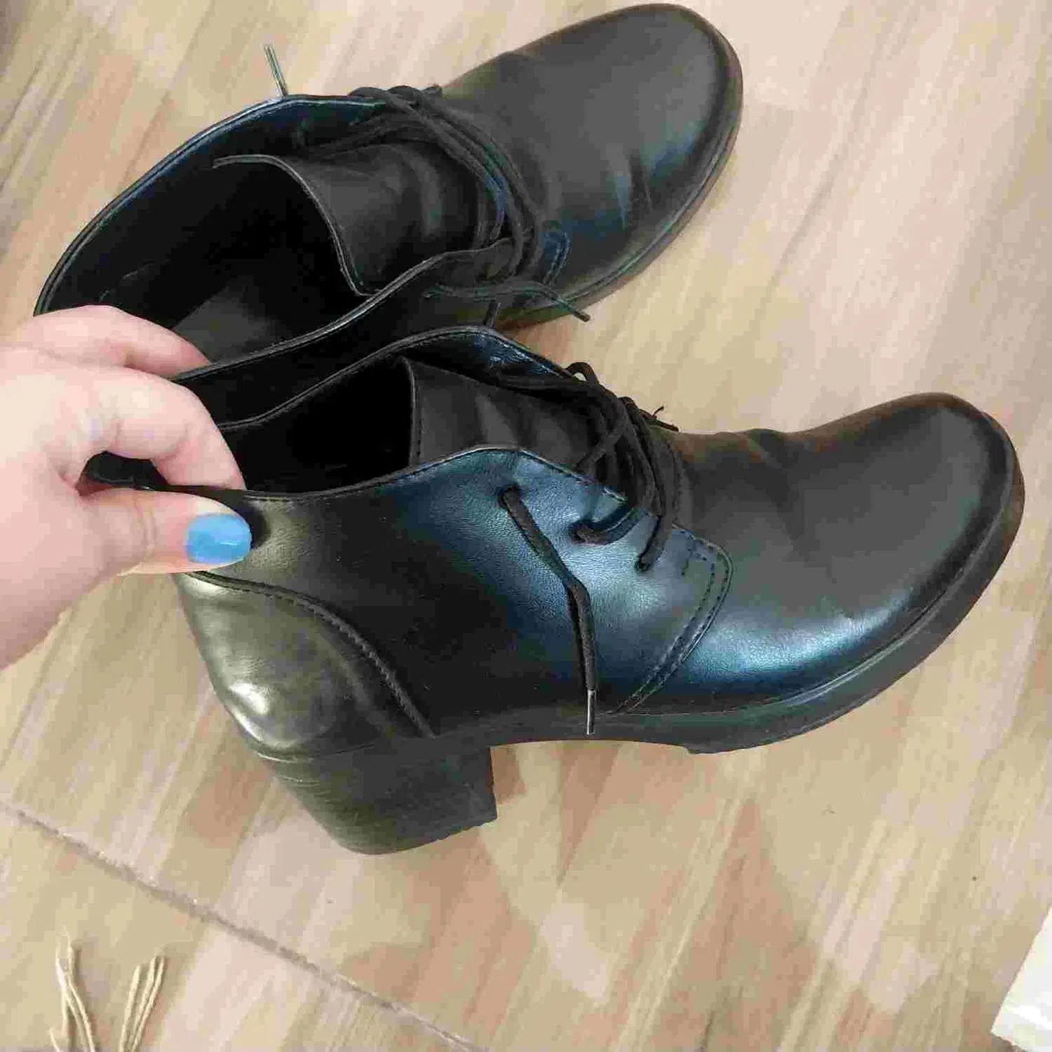 نیم بوت|کیف، کفش، کمربند|رشت, منظریه|دیوار