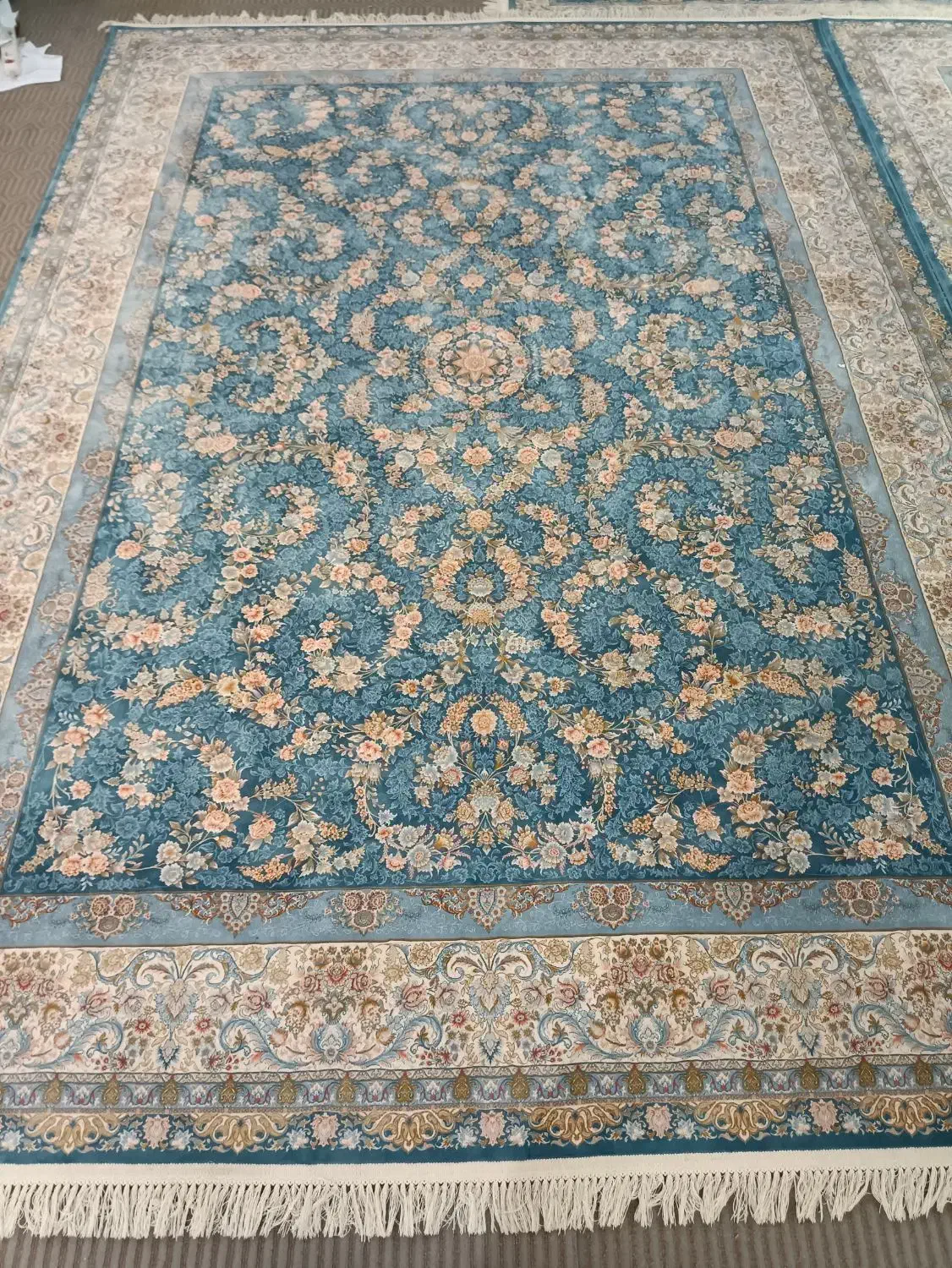 فرش ۹ متری لاجورد آبی ۴۵۰۰تراکم ۱۵۰۰شانه و فرش گرد|فرش|قم, نوقطار|دیوار