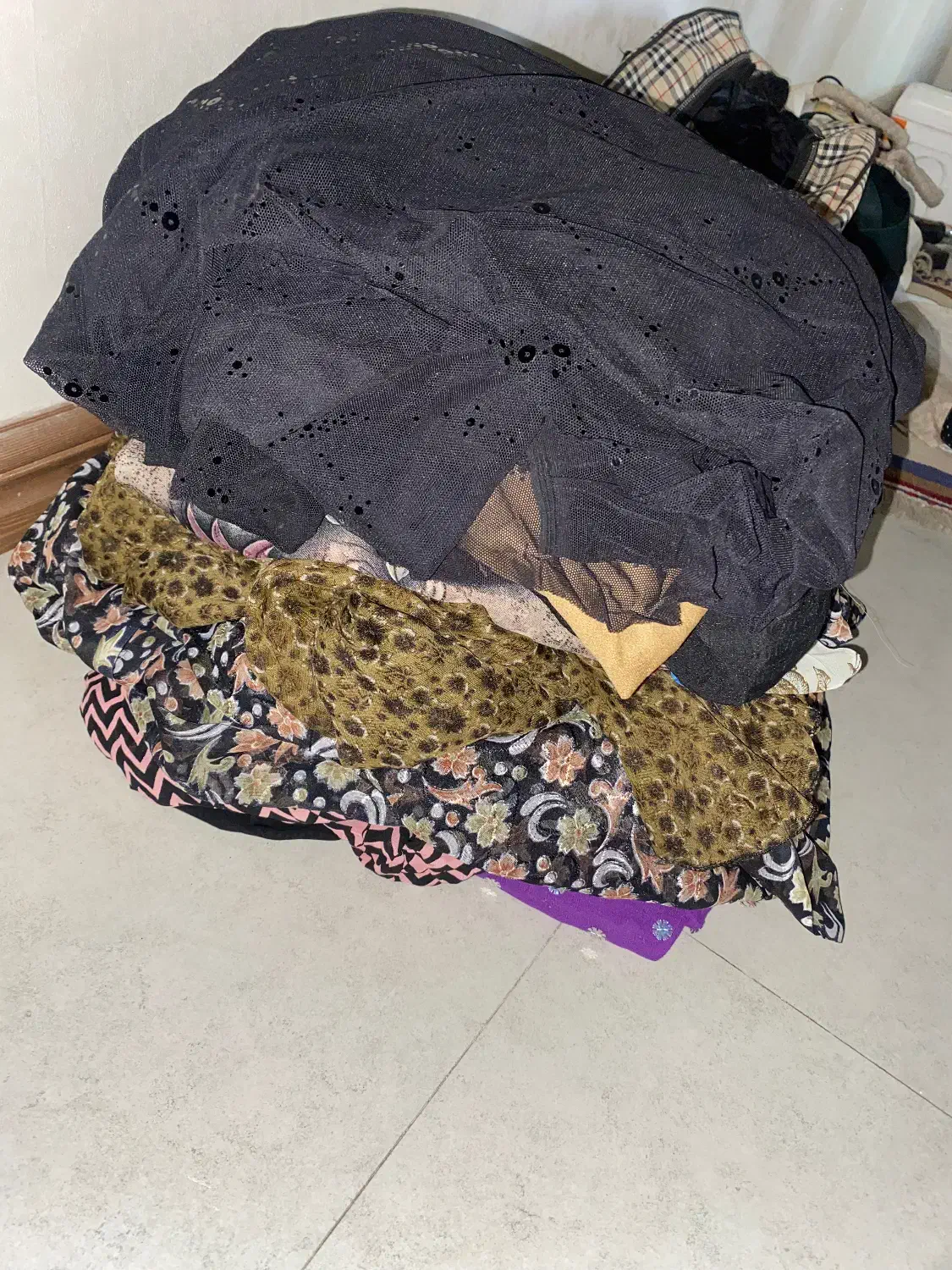 پارچه|لوازم خیاطی و بافتنی|صدرا-فارس, فاز ۱|دیوار