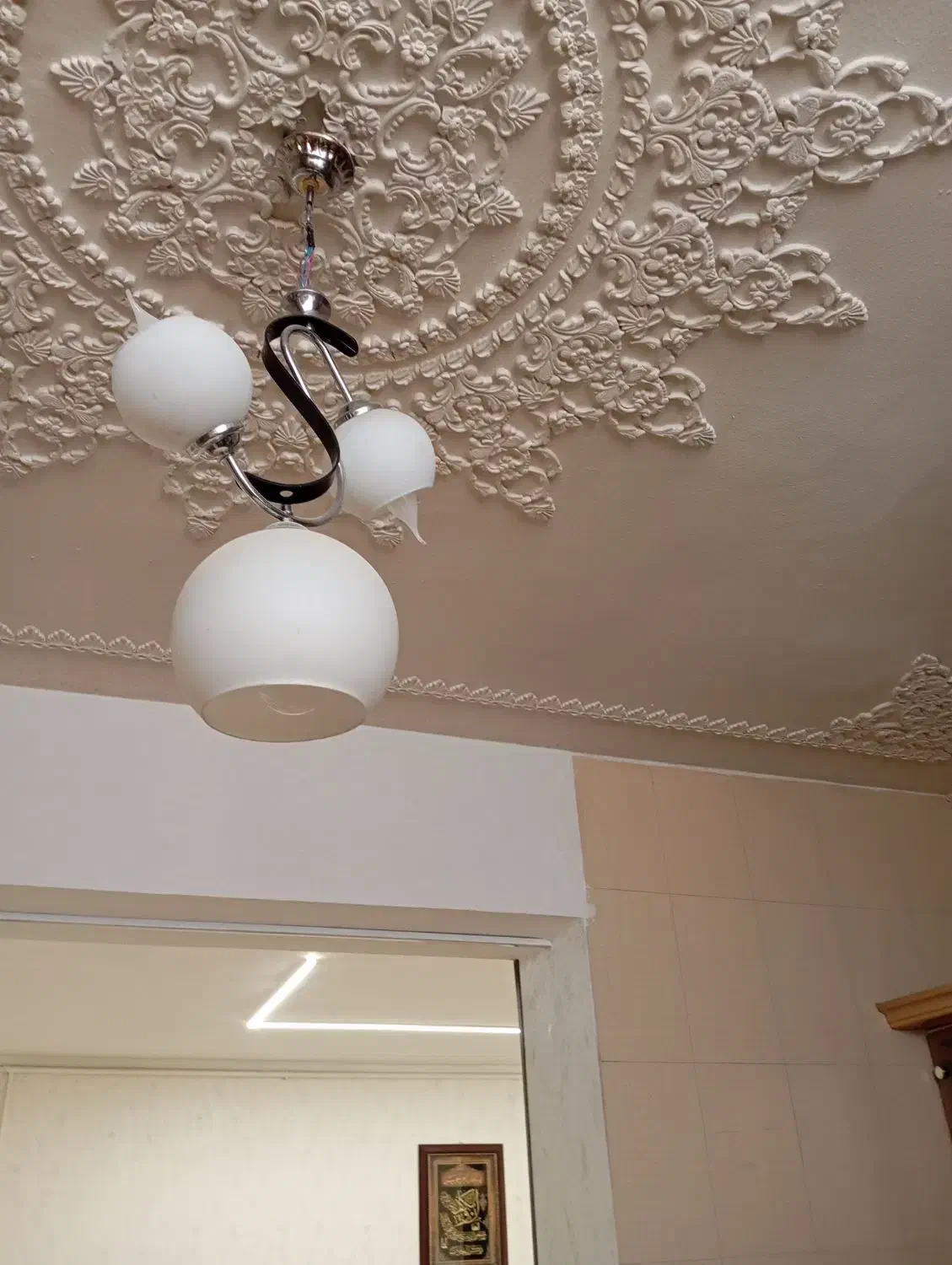 لوستر|لوستر و چراغ آویز|شیراز, شیخ روزبهان|دیوار