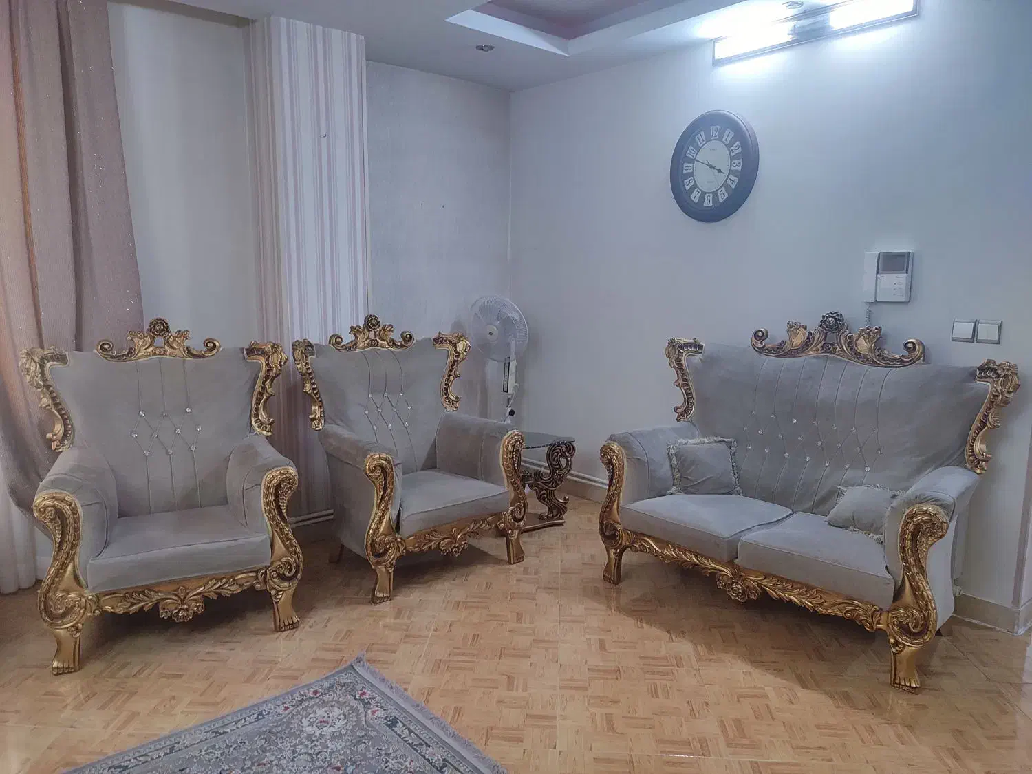 مبل نیم ست سلطنتی طلایی|مبلمان خانگی و میز عسلی|کرج, باغستان|دیوار