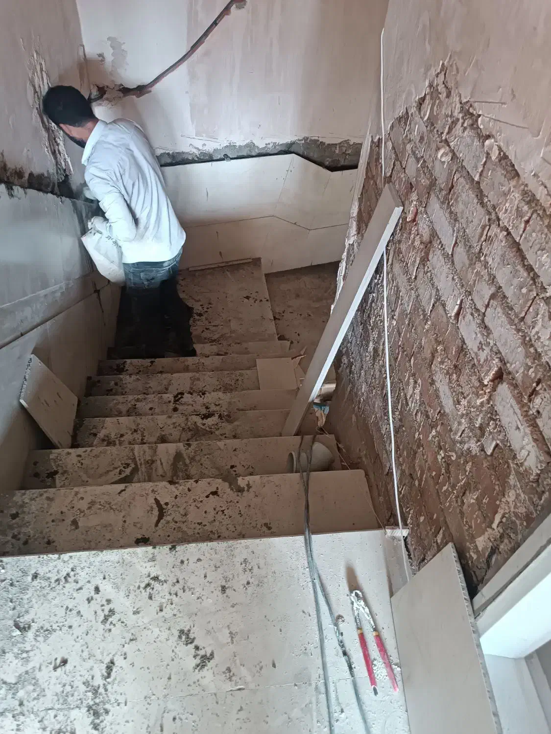 به دو نفر شاگرد جهت کار در تزئینات کاشی کاری وسنگ|استخدام معماری، عمران و ساختمانی|سلماس, |دیوار