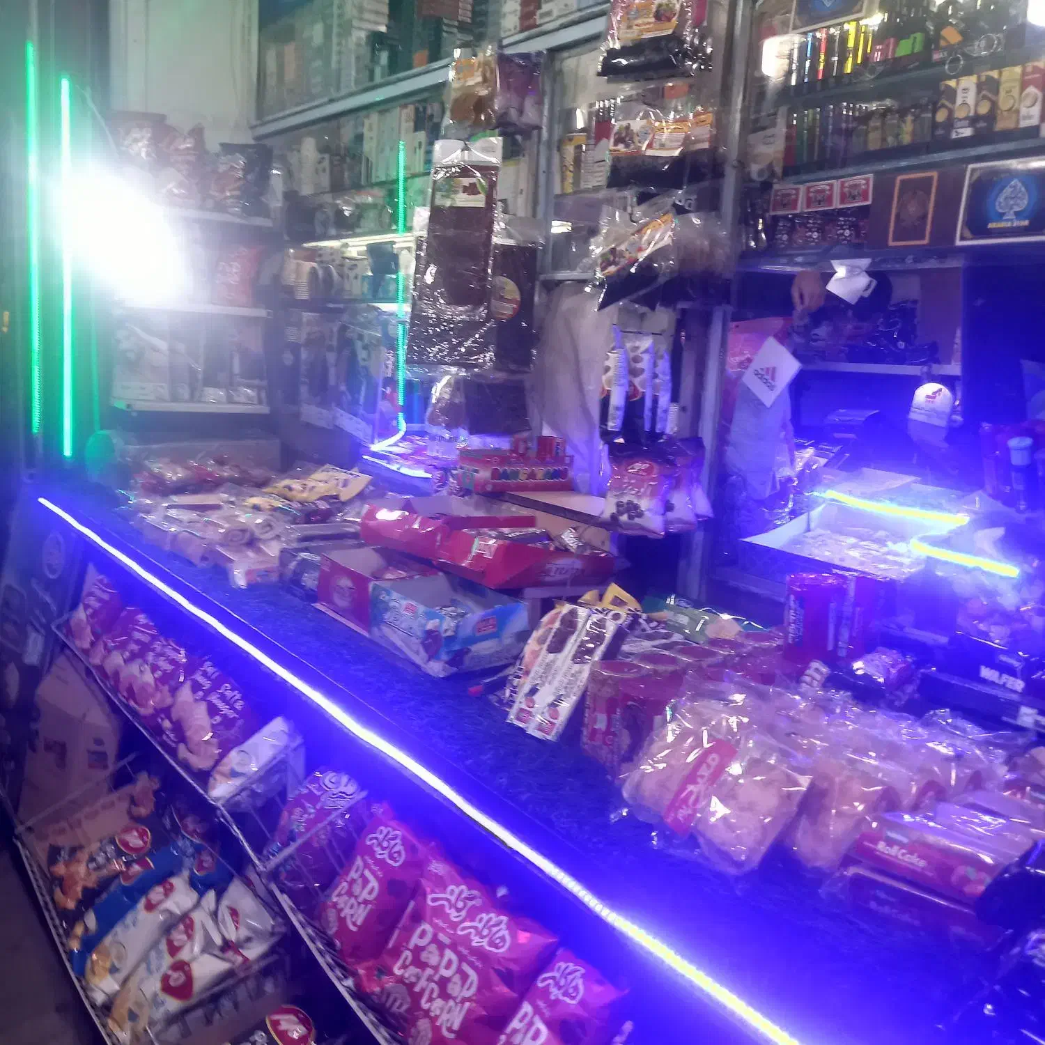 به یک  کارگر ساده نیازمندیم|استخدام خدمات فروشگاه و رستوران|بهارستان, |دیوار