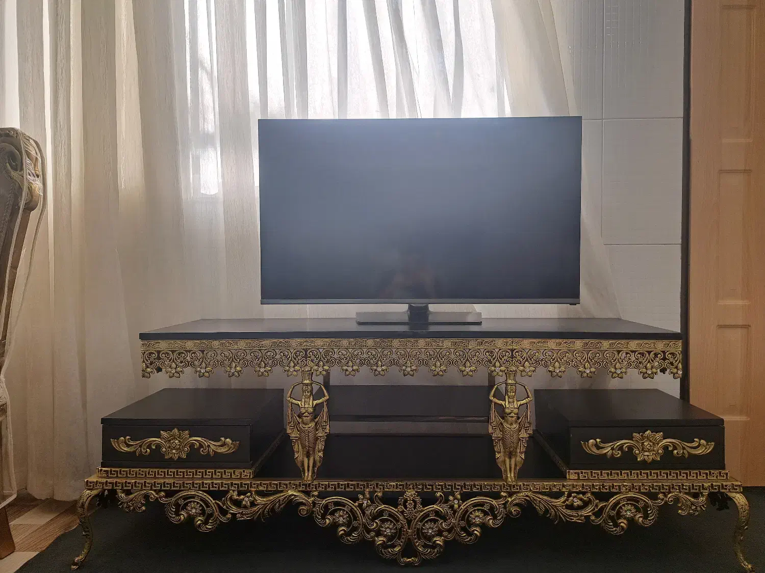 تلوزیون ۴۰ اینچ و دوتا میز تلوزیون طرح برنز|تلویزیون و پروژکتور|دورود, |دیوار