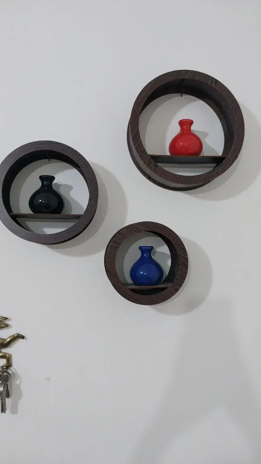 فانوس به همراه شمع ها ، شلف دیواری با گلدان|کتابخانه، شلف، قفسه‌های دیواری|نورآباد, |دیوار