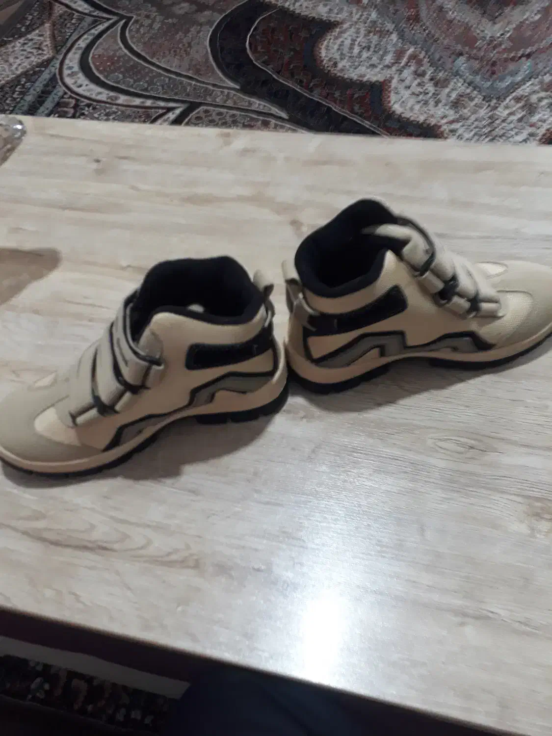 کفش کوهنوردی|کیف، کفش، کمربند|شیراز, ده پیاله|دیوار