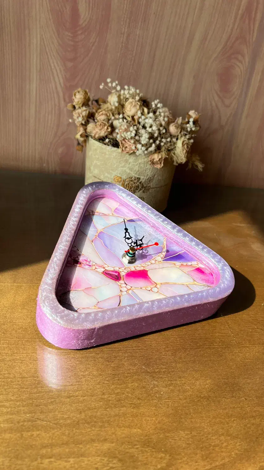 ساعت رزینی مثلثی بنفش|ساعت دیواری و تزئینی|تهران, اکباتان|دیوار